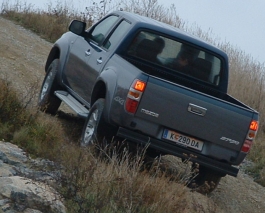 Szinte hihetetlen meredekségű murvás emelkedőkkel is megbírkóztak a Mazda BT-50-ek a tesztpályán.