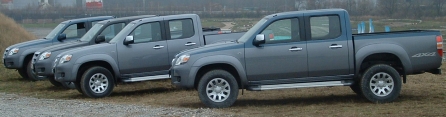 Mazda BT-50-ek a terepen tesztelés kezdetekor a dombtetőn.