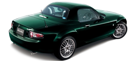 Mazda MX-5 Láng Kiadás, mégpedig az új nyitható keménytetejű Kupé-ra alapozva.