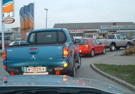 Mitsubishi L200 a tesztkonvojban.
