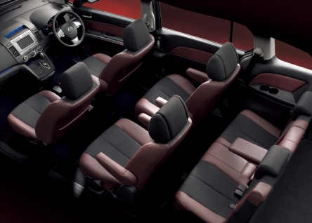 Mazda MPV 23C L Stílus kivitel, borvörös és fekete félbőr színkombinációjú ülésekkel.