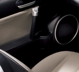 A MAzda MX-5 Láng Kiadás homok és alumínium színű belseje.