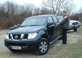 A Nissan Navara éppen vezetőváltás közben. 