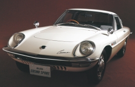 Mazda Cosmo Sport 1967, motorházteteje alatt a wankel rendszerű 10A 0810 jelű erőforrás.