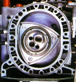 A Mazda 10A 0810 wankel rendszerű motor belseje, oldalsó elhelyezésű szívónyílásokkal.
