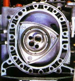 A Mazda 10A 0810 wankel rendszerű motor belseje, oldalsó elhelyezésű szívónyílásokkal.