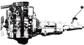  Mazda 0820 típusú motor váltóval együtt, öntöttvas oldalsó rotorházakkal, 100 lóerő teljesítménnyel 7000 percenkénti főtengelyfordulaton.