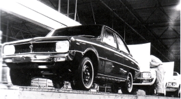 A Mazda R100 kupé a gyártósoron. A Japánban egészen 1973-ig megvásárolható autó ott Mazda Familia Presto Rotary kupé néven futott.