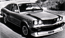 Egy 1977-es Mazda RX-3 SP kivitel, hókotró szerű első légterelő kialakítással.