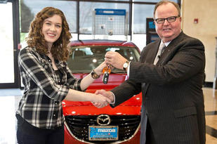 A tízmilliomodik Mazda vásárló szerencséje. A tízmilliomodik Mazda vásárló szerencséje.
