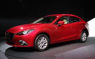 Három liter benzin száz kilométerre. Mazda 3 hibrid.