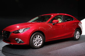 Három liter benzin száz kilométerre. Mazda 3 hibrid.