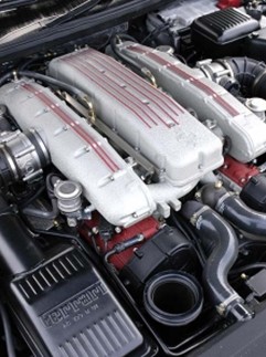 A Ferrari 575 Maranello nagyteljesítményű 12 hengeres erőforrása.