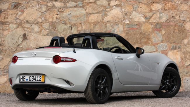 Az új Mazda MX-5 súlya valóban 1000 kg alatti.