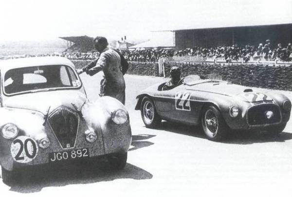 Luigi Chinetti a 22-es rajtszámú Ferrariban.