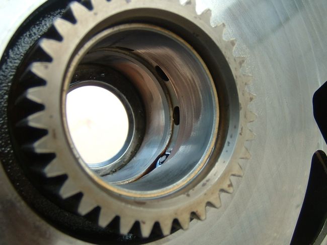 Kopott excentrikus tengely csapágy. Kopott excentrikus tengely csapágy.