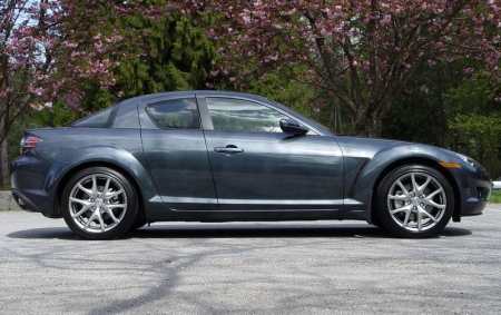 Hosszú a tengelytáv, széles és lapos autó a Mazda RX-8.