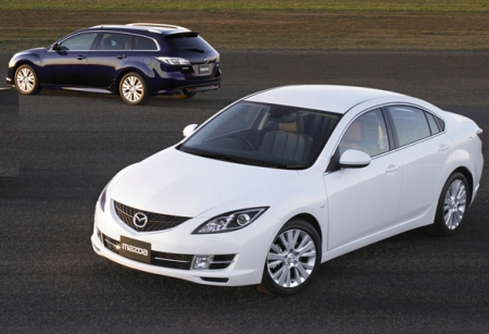 Az új Mazda6 kivitelekből Japánban a szedán fehér színben, míg a kombi sötétkék fényezéssel fogy a leginkább.