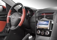 Már kapható utólagos fejegység vagy monitor beszerelését lehetővé tevő középkonzol is a Mazda RX-8-hoz.