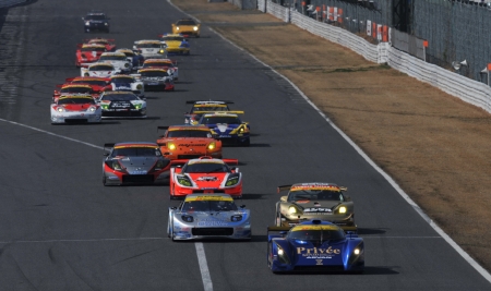 A Ferrari-tól az extrém mértékű tuningoláson átesettToyota-ig, színes mezőny vesz részt a GT300 versenyein.