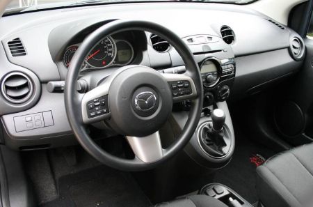A Mazda2 műszerfala.