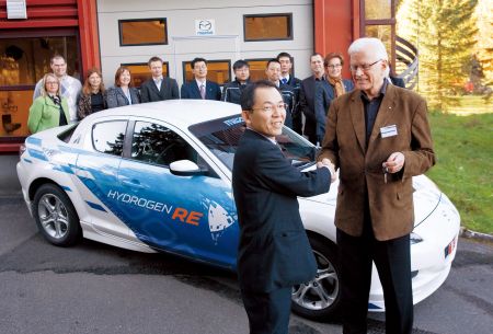 Akihiro Kashiwagi programigazgató átadja az első autót Norvégiában.