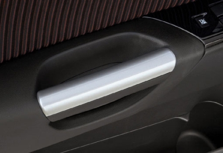 Mazda3 ezüst színbetétes ajtófoggantyú garnitúra: 85541,-Ft.