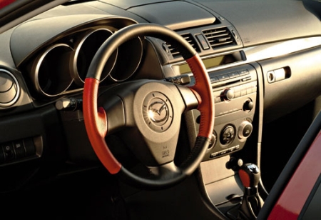 Mazda3 piros színbetétes kormánykerék: 103931,-Ft.