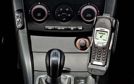 Mazda3 fekete bőr bevonatú telefontartó konzol: 22745,-Ft 