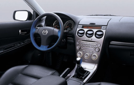 Mazda6 - Két tónusú kék/fekete bőrbevonatú kormánykerék: 168200,-Ft.