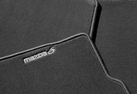 Mazda6 - szövetszőnyeg: fekete standard Mazda6 logóval (a képen): 7861,-Ft, fekete Luxury Mazda6 logóval: 16285,-Ft, fekete Noblesse MPS logóval: 20497,-Ft. 