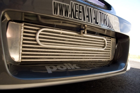 Az intercooler, azaz a töltőlevegő hűtő.