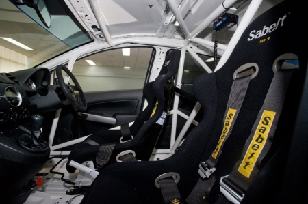 Mazda2 Extreme esetében minden felesleges súlynövelő alkatrészt száműztek az autóból, mely kompenzálja a bukókeret és a kötelező rally felszerelések súlyát.