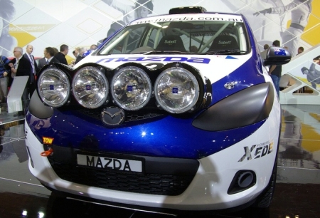 A négy hatalmas Hella fényszóró nappali fényt varászolt a Mazda2 előtt.