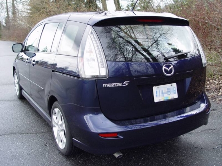 A GTA kivitelő Mazda5 jellegzetessége, az egyébként utólag is megvásárolható fehér búrájú led-es hátsó lámpa.