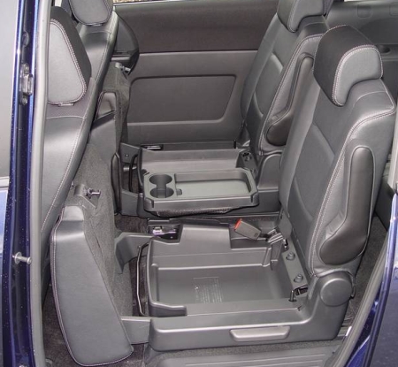 A Mazda5-ben a középső üléssor variációs lehetősége igen nagy.