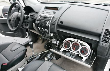 Két műszerfal is van Mazda5-ben. Az eredeti műszerek helyén a digitális, a kesztyűtatóban a Mazda3 MPS műszerfala.