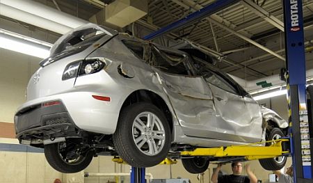 A sérült Mazda3 MPS donor szerepben.
