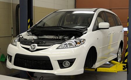 A Mazda5, itt még üres motortérrel.