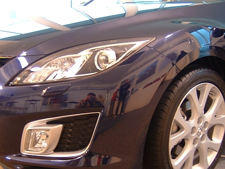 Az új Mazda6 karosszériáját csodálva, bizonyos szögekből szinte láthatatlan, hogy hol és véget a sárvédő, illetve hol kezdődik a motorháztető.