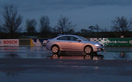Az autó hátulját oldalirányban megdobó vizes próbapályán megkönnyítette a megpördülés elkerülését a Mazda6 jó kezelhetősége, stabilitása, a viszonylag direkt kormányzás és a kiváló ülés-kormány pozíció. Bekapcsolt menetstabilizálóval (DSC) képzetlenebb vezetők is korrigálhatják a megcsúszást.