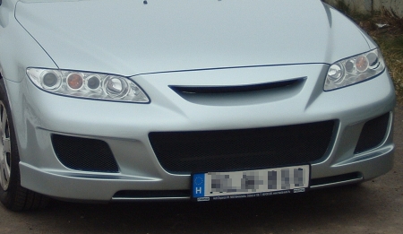 Szépen illeszkedik a Mazda6-osra a CHRDE tuning lökhárító, melynek hűtőnyílásai mögé fekete alu rácsot helyeztünk.