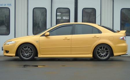 A gyönyörű Mazda6 Sport tökéletes kiállása cégünk karosszériás munkatársa, illetve a legutóbb egy Ferrari F430-ason is dolgozó fényezőnk keze munkáját is dícséri.