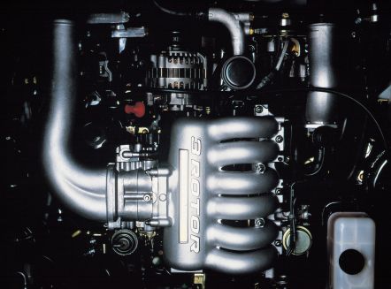 Az RE 20B-REW bolygódugattyús wankel rendszerű motor a Mazda Eunos Cosmo orrában.
