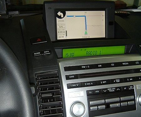 A berendezés itt éppen egy Mazda5-ben teljesít szolgálatot.