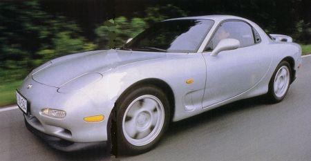 A Mazda RX-7-es konzekvensen sportos: kicsi, könnyű és erős.