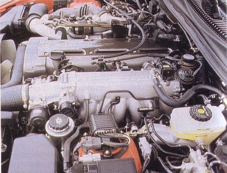 A hathengeres biturbó motor kitölti a Toyota motorházát.