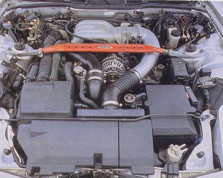 A Mazda-motorbklokk elbújik a csövek alatt, a doblemezek közti kitámasztó szériatartozék.