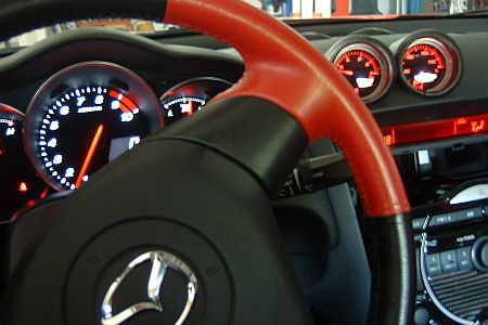 Mazda RX-8, olajnyomás és olajhőmérséklet műszerekkel.