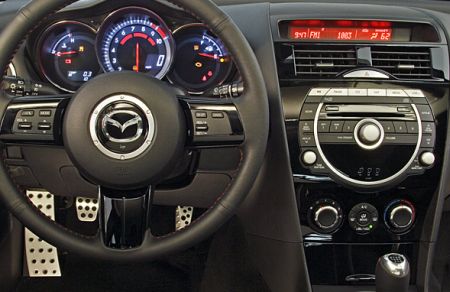 Amíg hideg a motor, addig a fordulatszámmérő piros sávja kibővül,